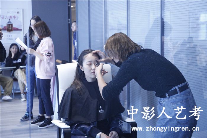 死皮赖脸是情商高聊天,“死皮赖脸”的智慧：情商高聊天技巧
